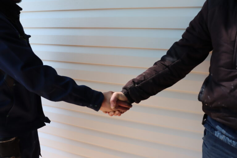 握手をしているとことろの写真